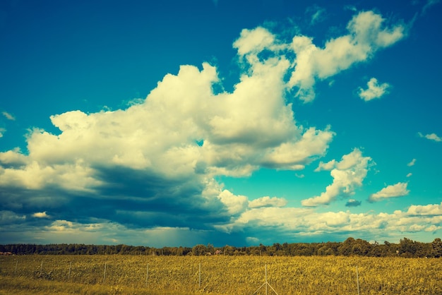 Stürmischer bewölkter blauer Himmel