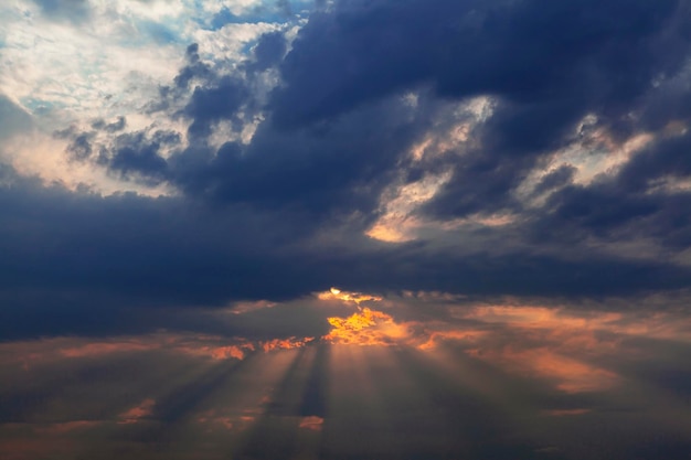 Stürmischer Himmel mit Sonnenstrahlen