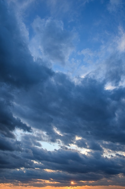 Stürmischer Himmel mit Sturm klettert auf dem Sonnenuntergang mit einer schönen Sonne