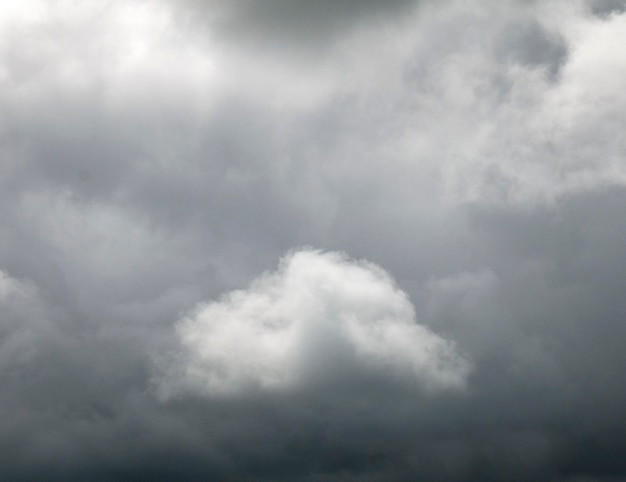 Stürmischer Himmel mit weißen und grauen Wolken im Hintergrund