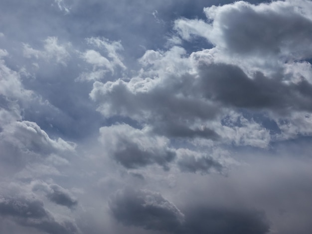 Stürmischer Himmel mit Wolkenhintergrund