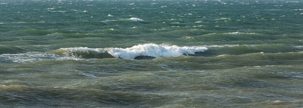 Stürmisches Meer mit riesigen Wellen