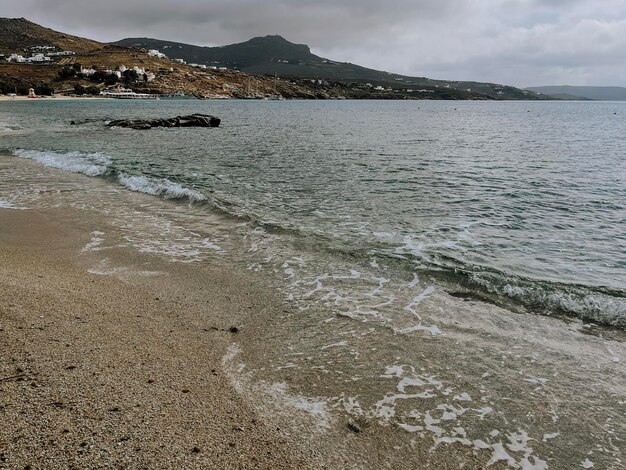 stürmisches Meer und Strand