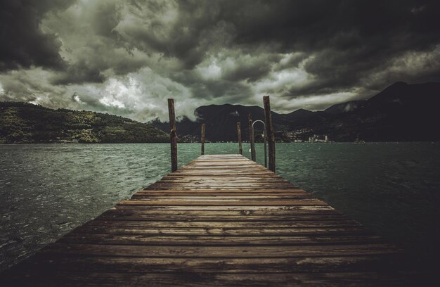 Foto stürmisches wetter am iseosee und der holzsteg