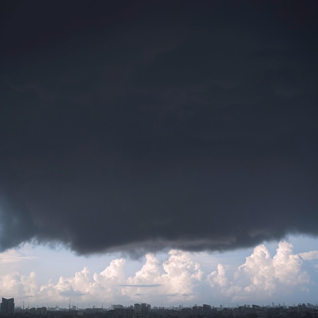 Stürmisches Wetter Regenwolken sammeln sich über der Stadt in Nonthaburi