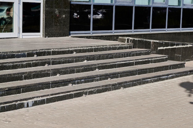 Stufen auf der Straße am Eingang ein Element der Architektur