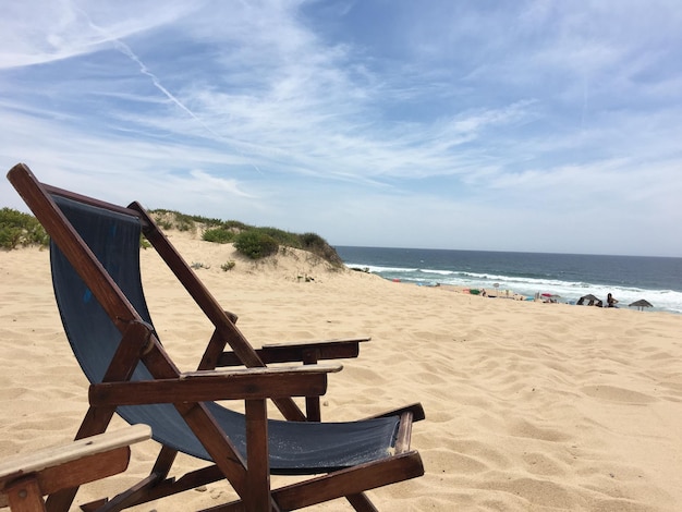 Foto stuhl am strand gegen den himmel