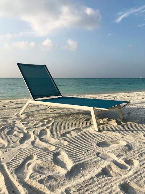 Foto stuhl am strand gegen den himmel