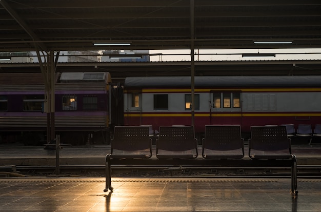 Stuhl der Passagiere, die auf den Zug auf dem leeren warten