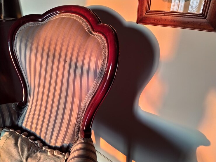 Foto stuhl gegen die wand zu hause