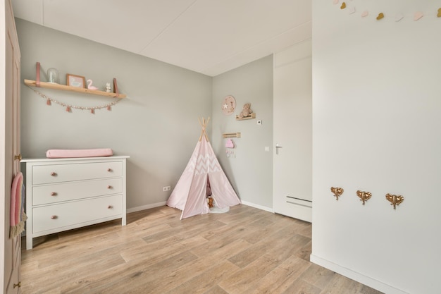 Stuhl und Lampe am Fenster im Kinderzimmer