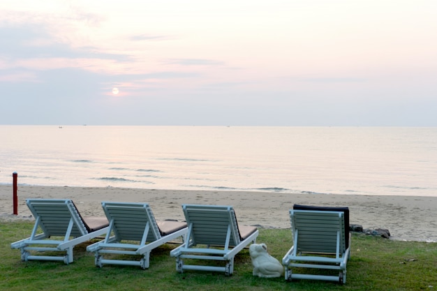 Stuhlbett auf Sandstrand, früh morgens