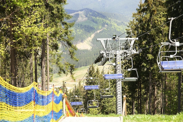 Foto stuhllift über grünen bäumen im hintergrund