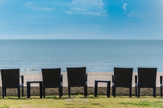 Stuhlreihe vor dem Strand zum Entspannen.