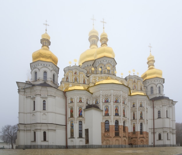 Stumpfer Herbsttag "Kyjevo-Pecherska Lavra" Ansicht (Ukrainisch-Orthodoxe Kirche, Stadt Kiew, Ukraine)