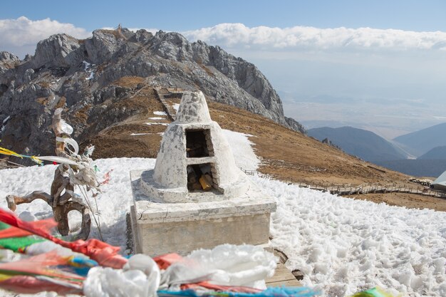 stupa en la alta montaña de nieve, China