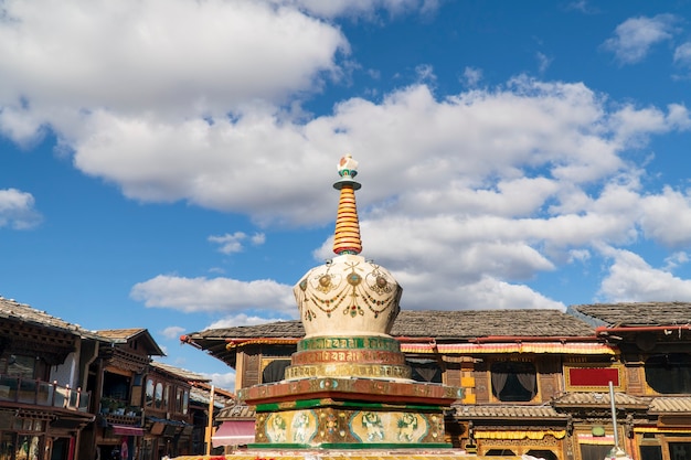 Stupa am quadratischen Markt in der Altstadt von Shangri-la, Yunnan, China.Zeitraffer