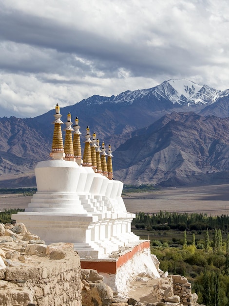 Stupa budista de chortens e montanhas do Himalaia ao fundo perto do Palácio Shey em Ladakh Índia