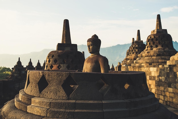 Stupa budista y una estatua de Buda