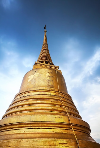 Stupa dorada grande en Bangkok