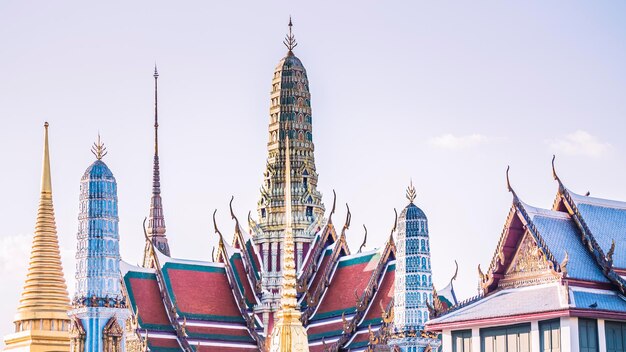 Stupa Dourado do Templo do Buda Esmeralda Wat Phra Si Rattana Satsadaram Wat Phra Kaew marco de Bangkok Tailândia