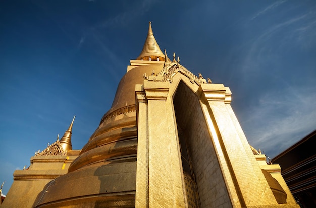 Stupa Dourado na Tailândia