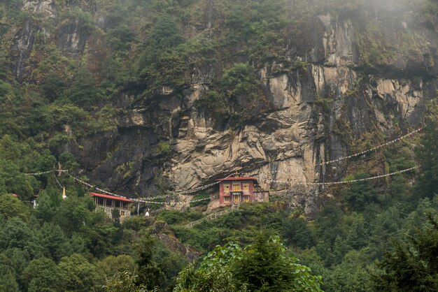 Stupa e templo na colina e montanha verde no nepal