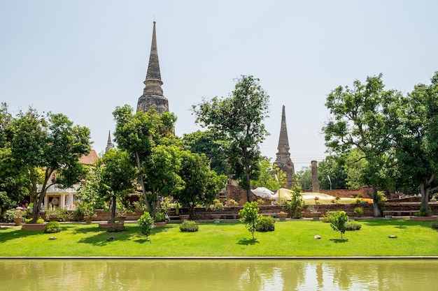 Stupa y estatua de Buda en el parque