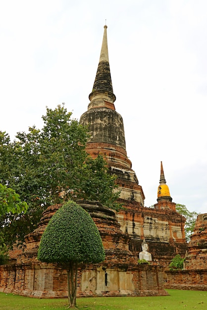 Stupa histórica no templo Wat Yai Chai Mongkhon, cidade velha de Ayutthaya, Tailândia