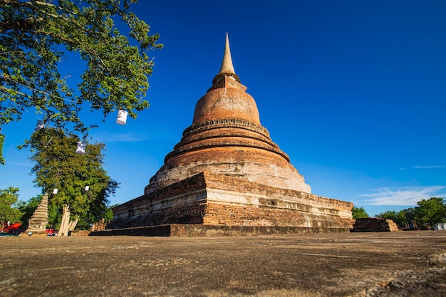 Stupa im Wat Mahathat Tempel im historischen Park im blauen Himmel von Sukhothai