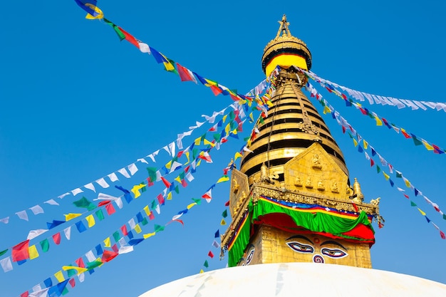 Stupa mit bunten Gebetsfahnen im Swayambhunath-Tempel in Kathmandu, Nepal