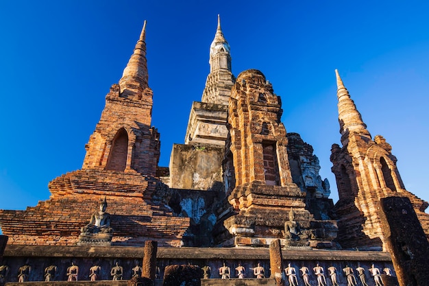 Stupa no templo wat mahathat no parque histórico em sukhothai, céu azul