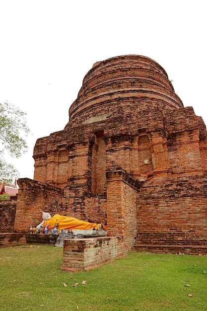 Stupa ruinas con Buda reclinado en el templo Wat Yai Chai Mongkhon, la ciudad de Ayutthaya, Tailandia