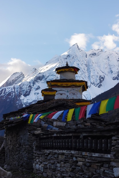 Stupa zwischen Steinhäusern in der Manaslu-Region. Himalaya