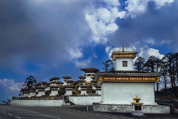 Foto stupas am dochula pass bhutan