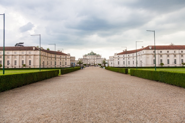 Stupinigi, Itália. Detalhe da fachada da Palazzina di Stupinigi, residência real desde 1946.