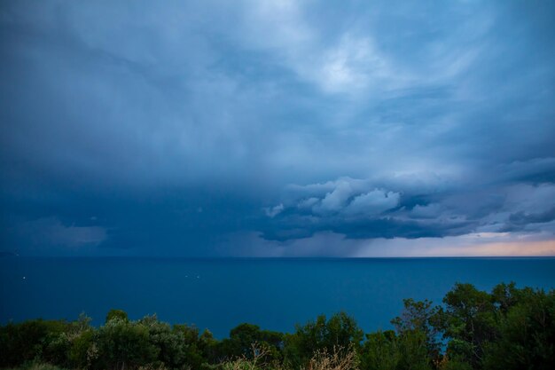 Sturm auf adria in der nähe von budva montenegro