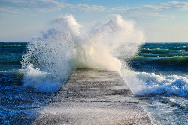 Sturm auf dem Meer, eine große Wellenflut