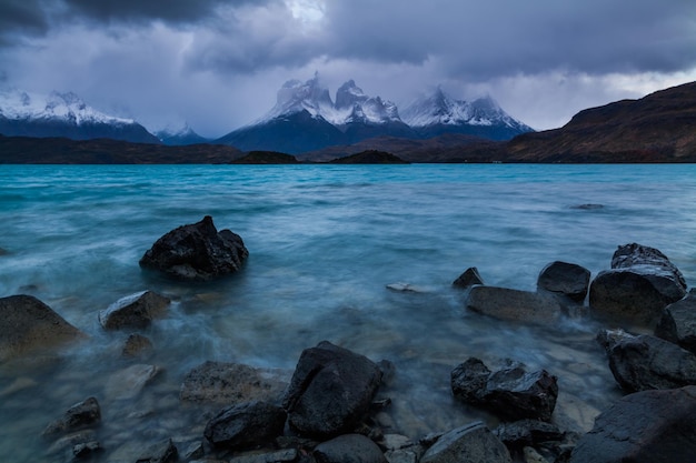 Sturm auf dem Pehoe-See im Herbst Torres del Paine Argentinien