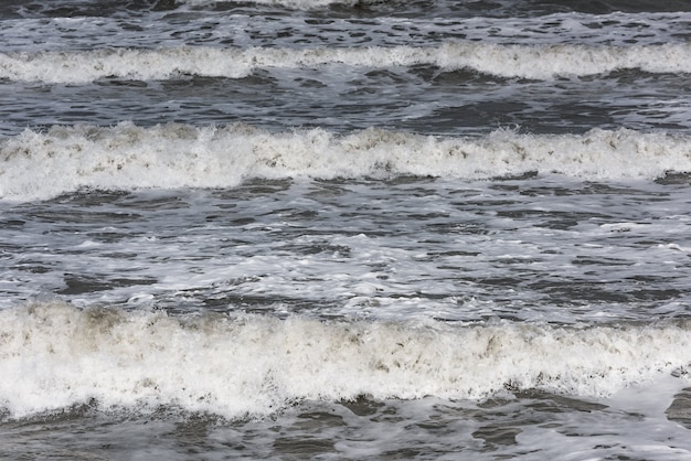 Foto sturm auf see, große schaumwellen