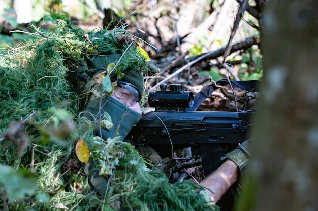 Sturmgewehr mit Schalldämpfer in der Natur