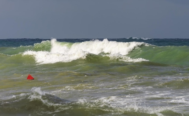 Sturmwellen rollen an der Küste