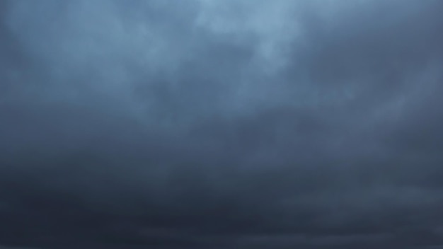 Sturmwolken. Dramatischer Sturmwolken-Hintergrund. Abendwolken.