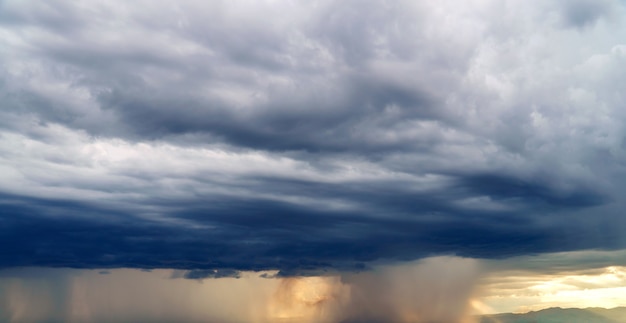 Sturmwolken mit dem Regen. Natur Umwelt Dunkle riesige Wolkenhimmel schwarze stürmische Wolke