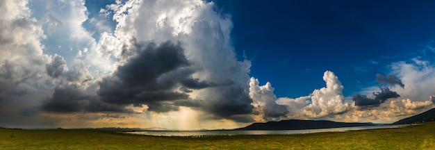 Sturmwolken mit dem Regen, Naturhintergrund