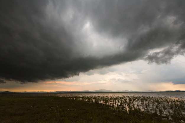 Sturmwolken mit dem Regen