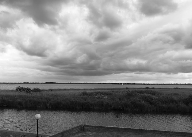 Foto sturmwolken über dem see