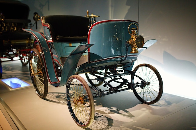 STUTTGART GERMANY 23 2024 Galerie mit Mercedes-Benz-Auto im Mercedes-Benz Museum in Stuttgart, Deutschland