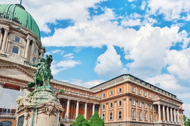 Foto styatue de savoyai eugen, cerca del palacio real de budapest. hungría.