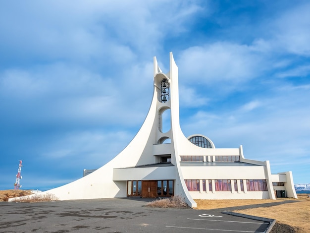 Stykkisholmur-Kirche auf einem Hügel im Zentrum der Stadt unter bewölktem blauem Himmel Island